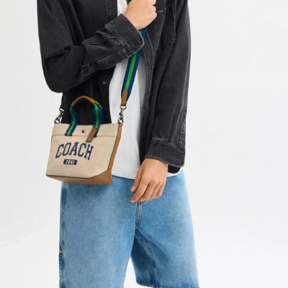 💙 Coach NWT Tan Canvas Tote Bag 20 With Coach Graphic and Wide Crossbody Strap - Picture 5 of 10